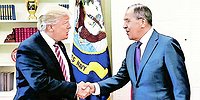 Почему Трамп так агрессивно здоровается